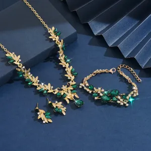 Squisito set di gioielli con strass verdi a foglia dorata, collana, orecchini e bracciale.