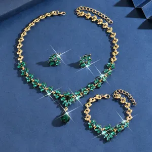 Vista dettagliata del set di gioielli con collana orecchini e bracciale in cristallo verde.