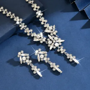 Primer plano detallado del conjunto de joyas de novia con collar y pendientes de cristal.