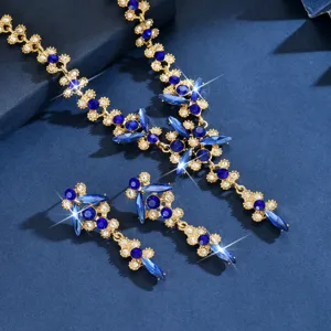 Detalle collar pendientes cristal azul oro, elegante conjunto joyería novia cerca.