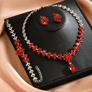 Dettaglio ravvicinato del set di gioielli con collana orecchini e bracciale a foglia di cristallo.