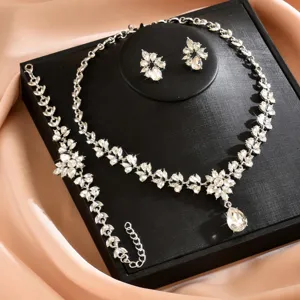 Dettaglio del set di gioielli scintillanti in cristallo per abito da sera da donna.