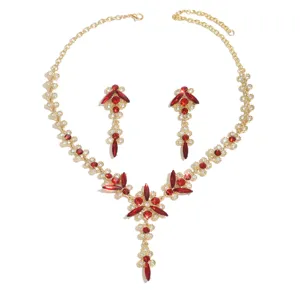 Set de joyas de novia con collar y pendientes de estrás cristal rojo dorado.