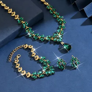 Elegante set di gioielli in cristallo con collana, bracciale e orecchini verdi brillanti.