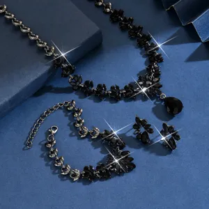 Vista dettagliata del set di collana, bracciale e orecchini in cristallo nero brillante.