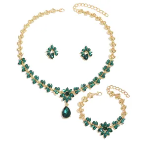 Vista dettagliata dell'elegante set di collana, orecchini e bracciale in cristallo verde.