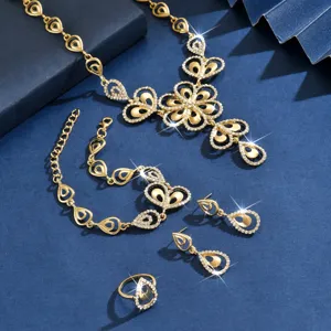 Magnífico conjunto de joyas florales de pedrería dorada con collar, pulsera, pendientes y anillo.