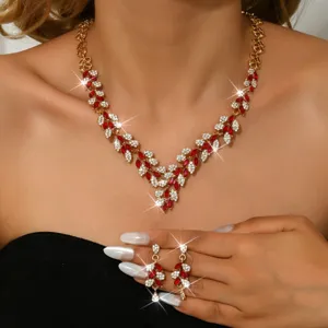 Elegante set di gioielli da sposa con collana e orecchini di cristalli rossi rubino.