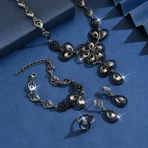 Elegante conjunto de joyas de pedrería negra con collar, pulsera, pendientes y anillo a juego.