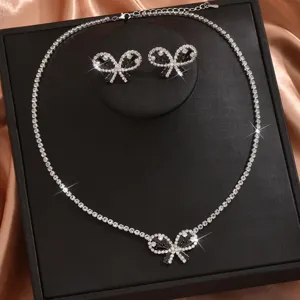 Elegante set di gioielli da sposa con collana e orecchini a fiocco in zircone lucido