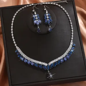 Primo piano dettagliato del set di collana e orecchini da sposa in zirconia cubica.