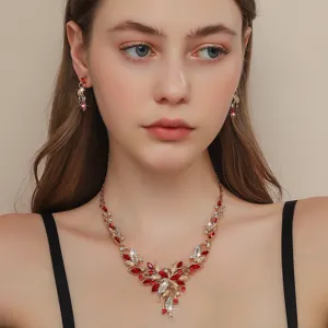 Meraviglioso set di gioielli con collana e orecchini floreali in cristallo rosso e oro.