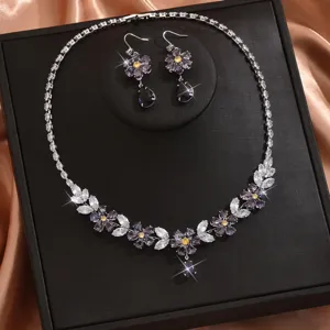 Dettaglio del set di gioielli da sposa raffinato, con collana e orecchini in zircone brillante.