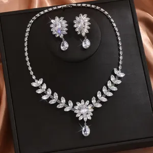 Primo piano dettagliato del set di gioielli da sposa in zircone cubico scintillante.