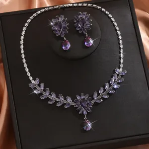 Dettaglio set gioielli collana e orecchini sposa con zirconi viola design a foglia.