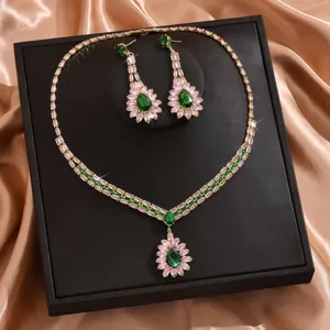 Set di gioielli da sposa con zircone a goccia verde e pietre rosa in elegante metallo dorato.
