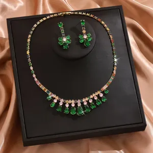 Elegante lussuoso set di gioielli da sposa con zirconi multicolore e pietre verdi a goccia.