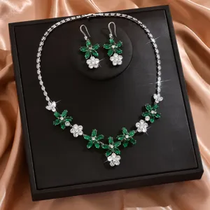 Set collana e orecchini a fiore in zircone verde, vista dettagliata del gioiello.