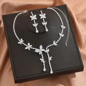 Vista dettagliata del set di gioielli con collana e orecchini a farfalla in zircone da sposa.