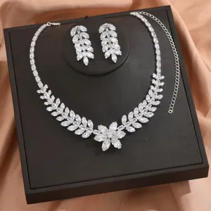 Vista dettagliata del set di gioielli con collana e orecchini in zircone da sposa di lusso.