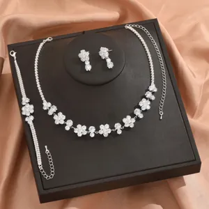 Elegante set di gioielli da sposa con collana orecchini braccialetto in zircone fiore donna.