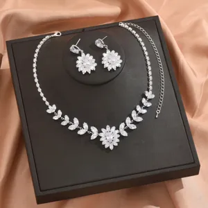 Vista dettagliata del set collana e orecchini da sposa in zircone cubico.