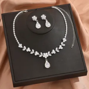 Set di gioielli da sposa in zircone collana e orecchini per matrimonio, design brillante elegante.