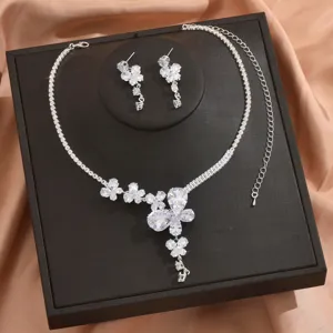 Squisito set di gioielli da sposa in zircone cubico con collana scintillante e orecchini.