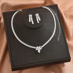 Vista dettagliata di collana e orecchini da sposa in zirconi scintillanti, set elegante argento.