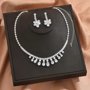 Elegante set di gioielli da sposa con collana in zirconi scintillanti e orecchini floreali.
