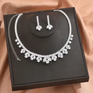 Squisito set di collana e orecchini in zircone cubico di cristallo nuziale per matrimonio.