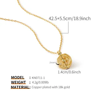 Primer plano detallado del collar con colgante redondo irregular y circón brillante y fino.