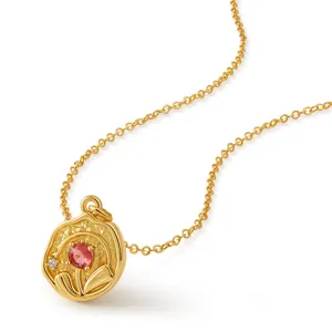 Gros plan sur le collier pendentif géométrique irrégulier avec détails en pierre zircon.