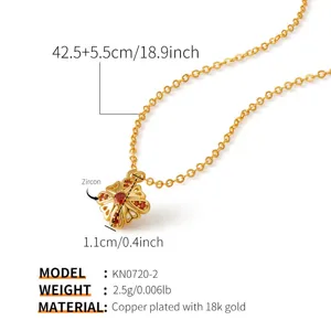 Collier de fleur geometrique plaque or avec oxydes de zirconium rouges, chaine de clavicule elegante.