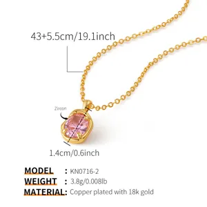 Vue détaillée du collier ras du cou plaqué or 18k avec pendentif en zircon rose étincelant.