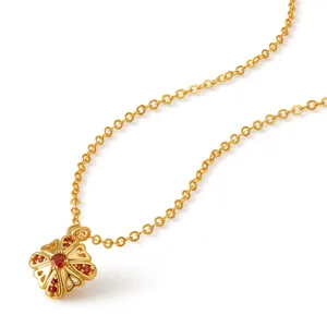 Collier pendentif géométrique ajouré exquis avec zircons rouges étincelants et chaîne dorée.
