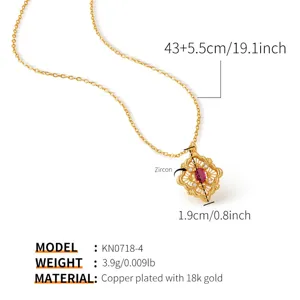 Vue détaillée du magnifique collier pendentif floral creux plaqué or avec zircon rouge.