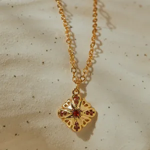 Collier pendentif fleur carré géométrique doré avec des pierres en zircon rouge pour femmes.