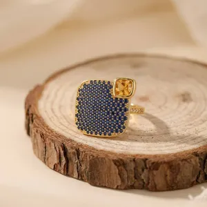 Primer plano detallado del anillo de circonita cuadrada geométrica con incrustaciones de piedra.