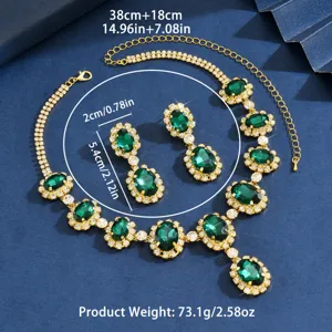 Vista dettagliata del set collana e orecchini a goccia in cristallo verde con strass brillanti.
