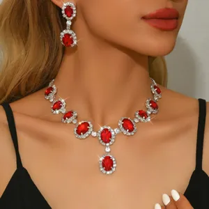 Primo piano dettagliato della collana girocollo e degli orecchini di pietre rosse.