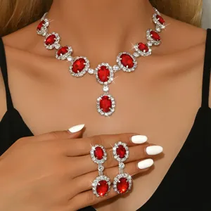Primo piano di una splendida collana con strass di cristallo rosso e orecchini coordinati.