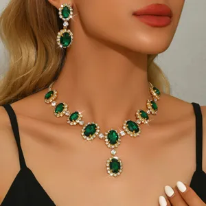 Set di gioielli collana orecchini strass cristallo verde, dettaglio design a goccia.