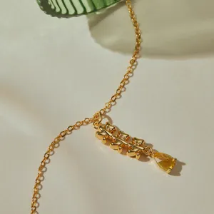 collar de cadena de oro con colgante de circonita cúbica amarilla diseño único de rama de oso detalle