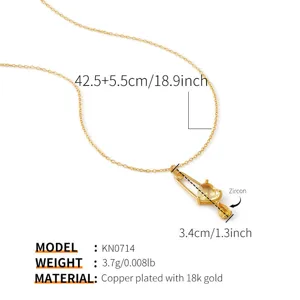 Elegante collar con colgante de imperdible chapado en oro de 18k con circonitas amarillas.