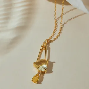 Collar con colgante de imperdible de circonita amarilla, cadena dorada moderna para mujer.