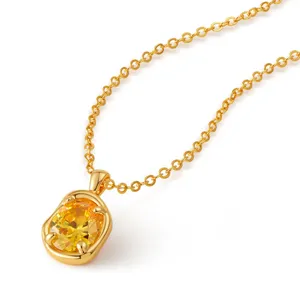 Detalle del colgante de collar de circonita dorada que muestra un diseño de joyería elegante.