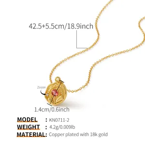 Exquis collier en cuivre plaqué or 18k avec pierre rouge et pendentif en zircon scintillant.