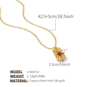 Vue détaillée du collier pendentif zircon rouge plaqué or, chaîne clavicule élégante pour femmes.