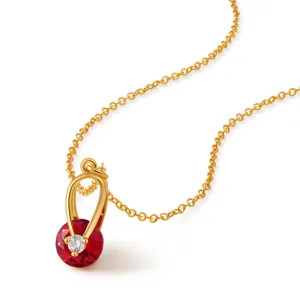 Vue de détail exquise du pendentif collier plaqué or avec pierre rouge et oxyde de zirconium.